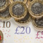 Pound falls lower on no-deal Brexit prospect